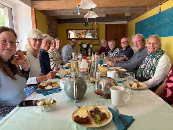 table seats 18: ideal for large groups